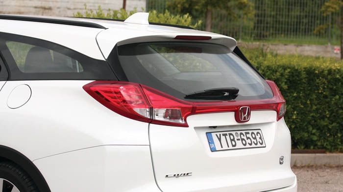 Στο Civic Tourer, το οπίσθιο μέρος του τραβάει έντονα τα βλέμματα με το κρύσταλλο των παραθύρων να επεκτείνεται προς τα πίσω και να φθάνει μέχρι και τ